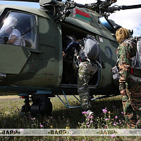 Военнослужащие 5-й отдельной бригады специального назначения отработали десантирование с вертолета на воду 