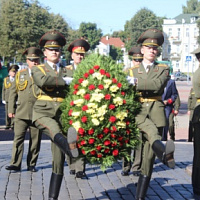 Цветы к монументу героям