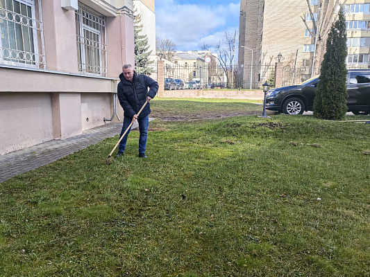 Фотофакт. Военнослужащие Департамента транспортного обеспечения принимают участие в республиканском субботнике