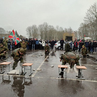 Гвардейцы подарили праздник