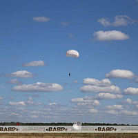 Военнослужащие ССО совершили прыжки с парашютом на полигоне Брестский