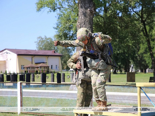 Белорусские и китайские военнослужащие отрабатывают наземные элементы прыжка с парашютом