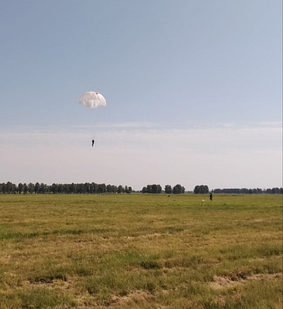 Военнослужащие в/ч 89417 совершили прыжки с парашютом
