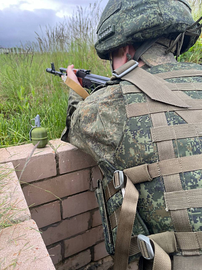 Занятие по огневой подготовке с военнослужащими 49 ртбр