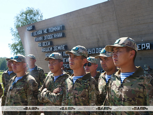 Военнослужащие Республики Казахстан посетили мемориальный комплекс «Хатынь»