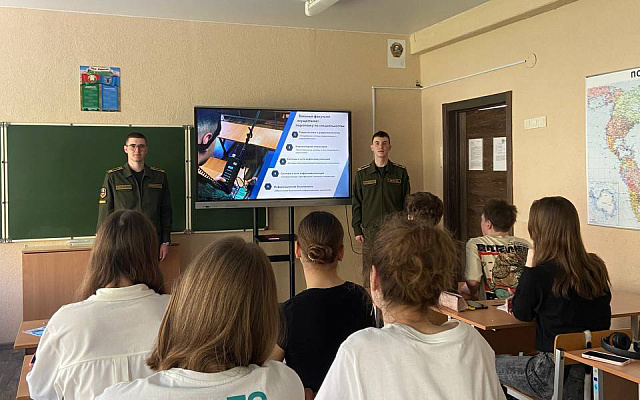 Курсанты военного факультета в БГУИР продолжают проводить профориентационные мероприятия