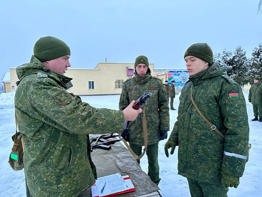 Военнослужащим нового пополнения вручили оружие
