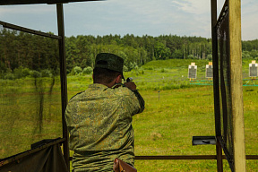 Занятие по огневой подготовке с военнослужащими Минской военной комендатуры
