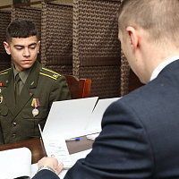 В числе избирателей - и люди в погонах 