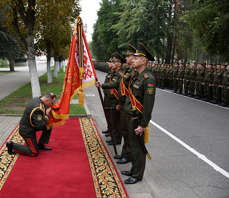 Генерал-майор Вадим Суров простился с Боевым Знаменем 72 ОУЦ