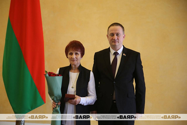 Медали «За трудовые заслуги» удостоена заведующая столовой лётного состава 50 саб Тамара Матюнина