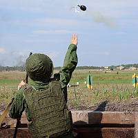 Новобранцы проходят курс начальной военной подготовки на полигонах