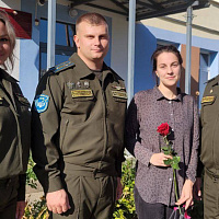 В минувшие выходные военнослужащие поздравили педагогов с профессиональным праздником