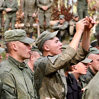 С песней служить веселее