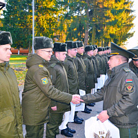 В соединениях и воинских частях военнослужащих торжественно провожают в запас