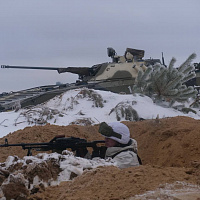 Гвардейцы готовят участок местности к обороне