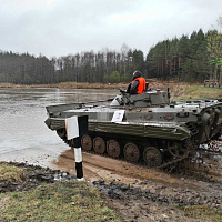 Занятия по вождению боевых машин на плаву и под водой