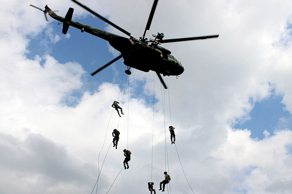 Военнослужащие 5 обр СпН отработали десантирование из вертолета Ми-8МТВ-5