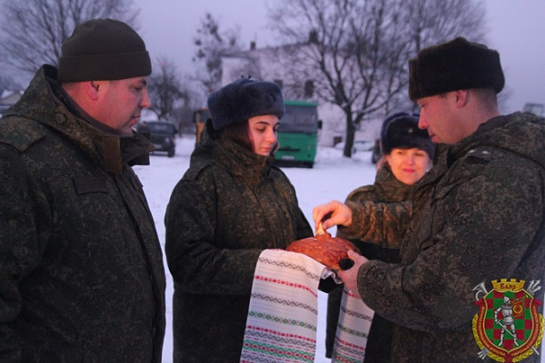 Братьев по оружию встретили с оркестром