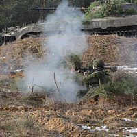 Учатся гвардейцы