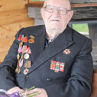 Гвардейцы поздравили ветеранов