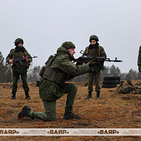 Военнообязанные, призванные из запаса на военные сборы, оттачивают военное мастерство на полигоне