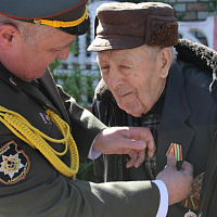 Военнослужащие 56 опс поздравили ветерана с наступающим Днём Победы