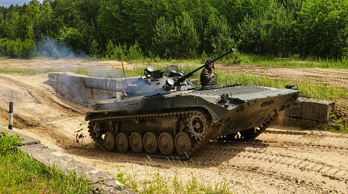 Занятия по вождению боевых машин БМП-2 с гвардейцами 120 омбр