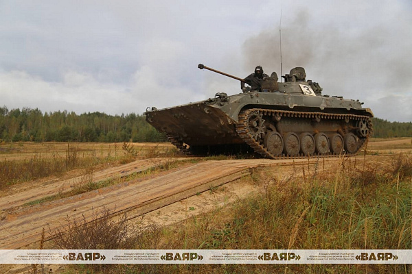 Занятия по вождению БМП-2 с курсантами Военной академии