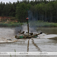 Танкисты механизированных бригад держат экзамен по преодолению водной преграды