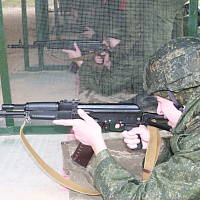 Новобранцы учатся основам военного дела