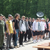 Воины-связисты рассказали школьникам о ратных буднях и ознакомили с армейским бытом