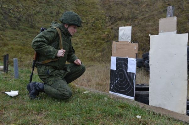 Новое пополнение гвардейцев учится стрелять