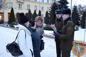 «Подари цветы женщинам»