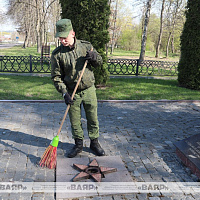 Военнослужащие 74-го отдельного полка связи наводят порядок на закреплённых за частью братских могилах