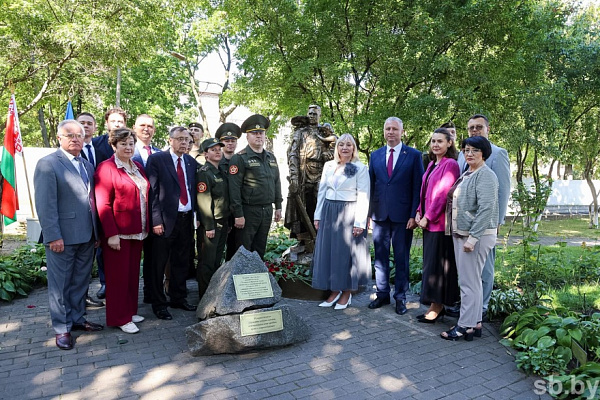 Торжественное открытие копии монумента «Воин-освободитель»
