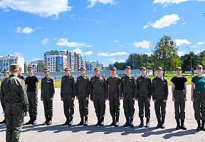 В 6 омбр продолжает работу военно-патриотический лагерь 