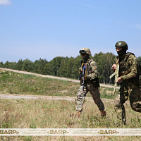 Военнослужащие Беларуси и Китая отработали тактический эпизод по зачистке внутренних помещений здания