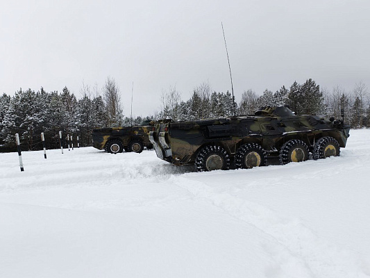 Занятия по вождению боевых машин с курсантами 72 ОУЦ