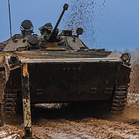 Курсанты Военной академии сдали экзамен по вождению боевых машин