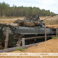 Занятия по вождению БМП-2 с курсантами Военной академии