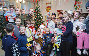 Как люди в погонах помогают детям, оказавшимся в детских домах