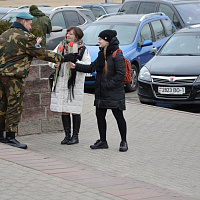 Десантники поздравили прекрасных жительниц Бреста 