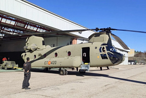 СВ Испании приняли первый модернизированный вертолет CH-47F «Чинук»