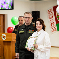 Фотофакт: военнослужащие во всех гарнизонах Беларуси поздравляют женщин с предстоящим праздником