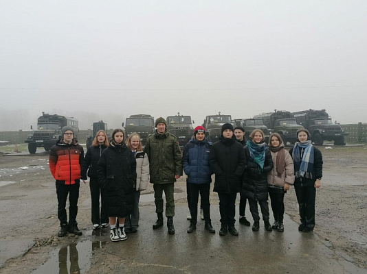 Школьникам — об армии