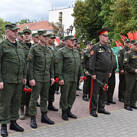 Цветы — к мемориалу павшим воинам