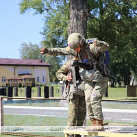 Белорусские и китайские военнослужащие отрабатывают наземные элементы прыжка с парашютом