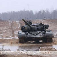 Занятие по вождению танка Т-72Б с личным составом одного из танковых подразделений 120 омбр