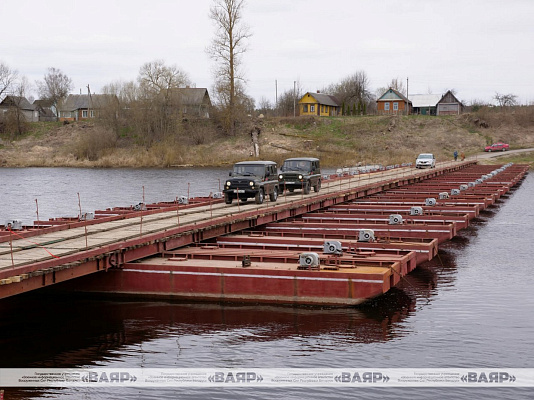 Военнослужащие 30 ождбр навели понтонный мост через Западную Двину в Бешенковичах